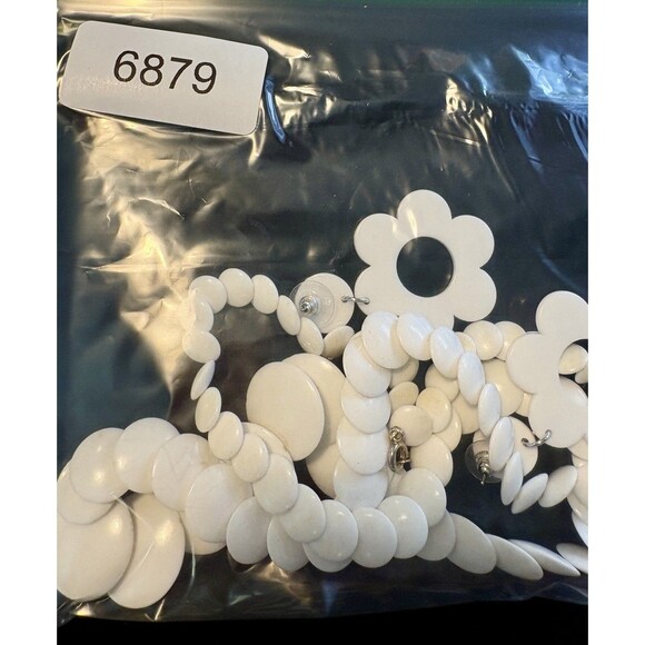 Vintage 1970s White Mod Plastic Bead Necklace & Flower Power Drop Earrings Set - Picture 9 of 9